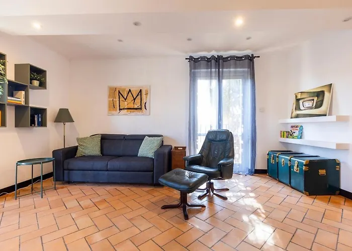 15th-century Apt, City-mxp Train *