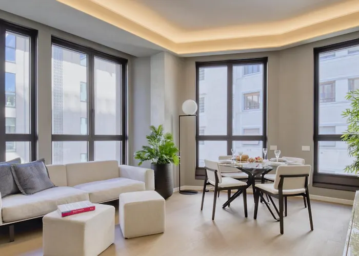 San Babila Duomo View With Shared Rooftop Terrace *