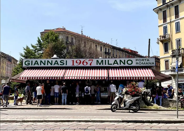 Wonderful Downtown Apartment-hd Netflix, King-size Bed, Two Minutes' Walk From Metro