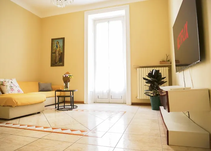 Wonderful Downtown Apartment-hd Netflix, King-size Bed, Two Minutes' Walk From Metro Daire