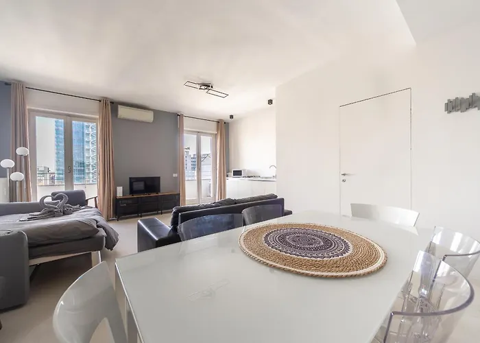 La Vista Sulla Citta - 8vo Piano Attico Mozzafiato Mediolan