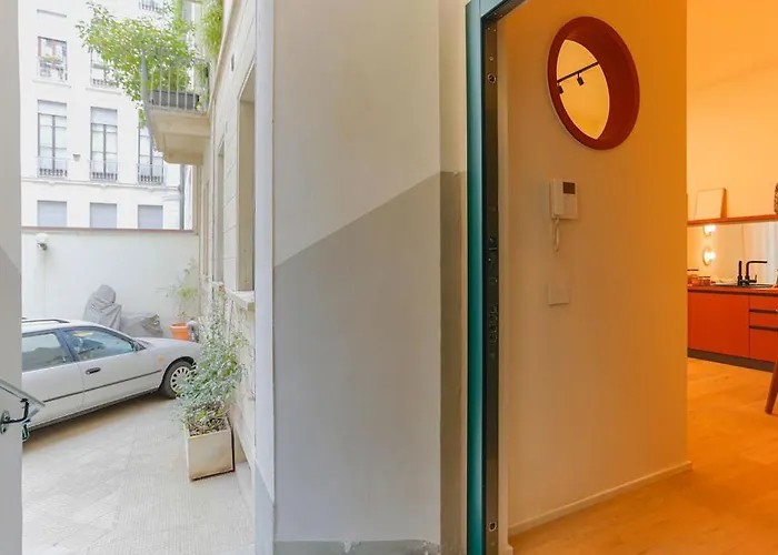 The Rent - Characterful Two-bedroom Flat Steps From Palestro * Milán