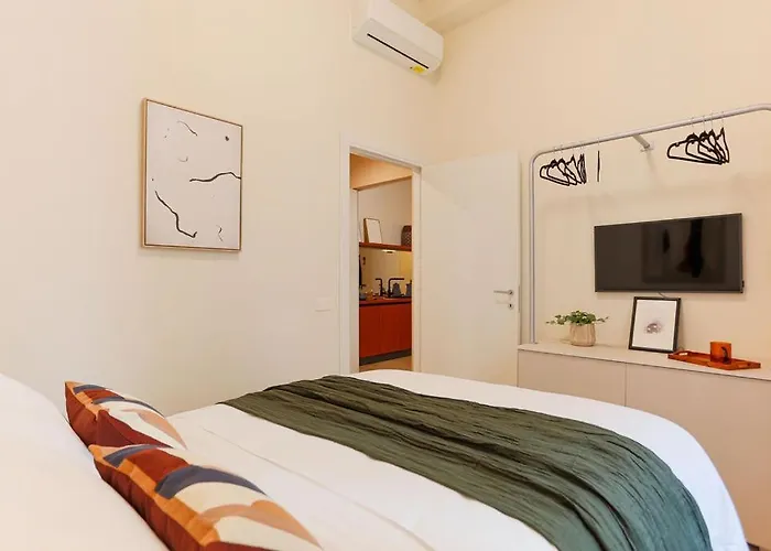 The Rent - Characterful Two-bedroom Flat Steps From Palestro