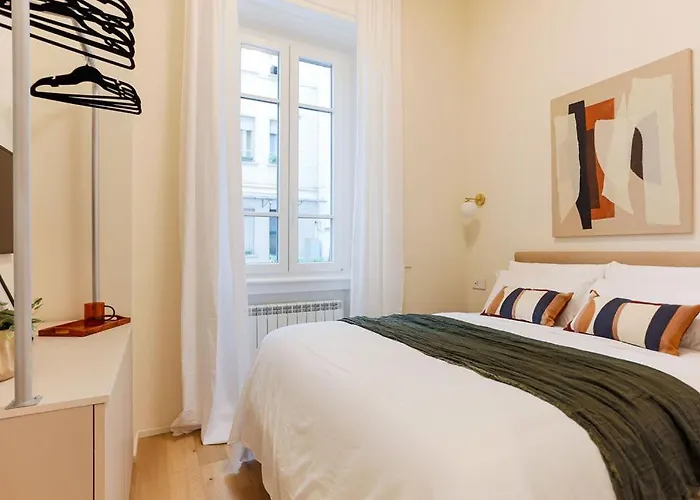 The Rent - Characterful Two-bedroom Flat Steps From Palestro Apartmán *