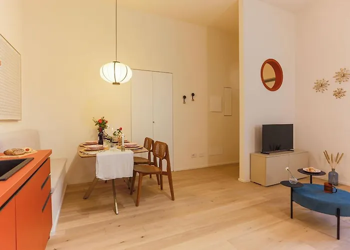 The Rent - Characterful Two-bedroom Flat Steps From Palestro Apartmán *