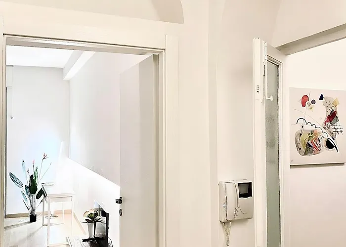 Apartment Sottocorno White, Historic Center, Milan