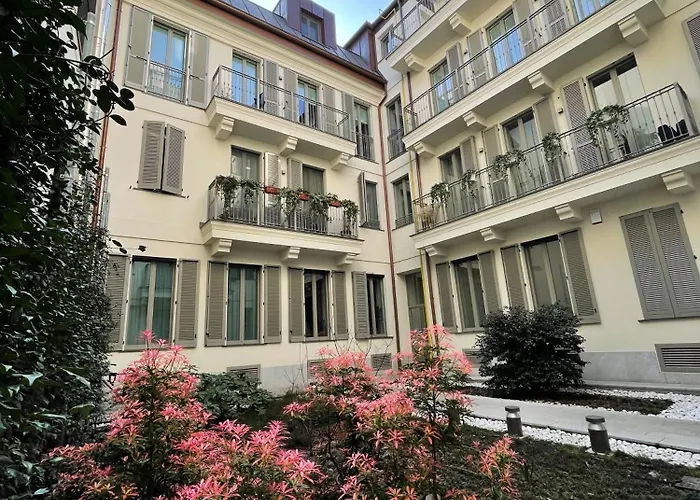 New Quiet And Design In The Heart Of * Milano