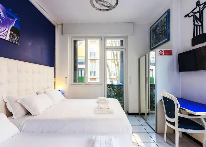 Stylish 8-bed Near Duomo Ideal For Groups Families With Terrace Garden Parking בית נופש