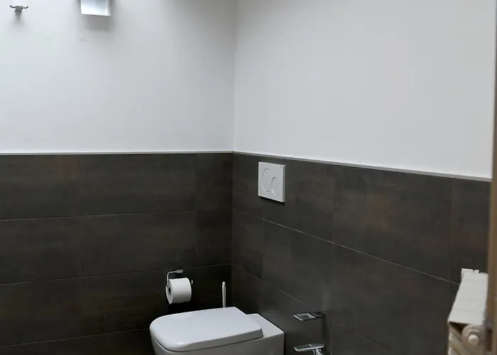 Dingo's House - 5 Minutes From M3 *