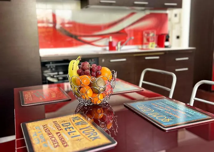 Laura S Garden - Romantic Place And Private Parking Daire