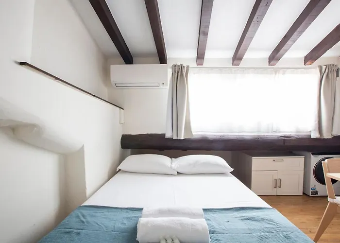 Cozy Near מילאנו