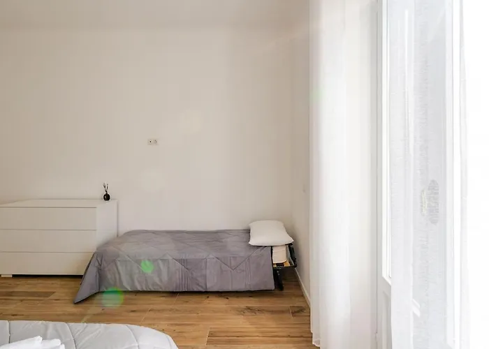 - A Pochi Passi Dalla Stazione * Milán