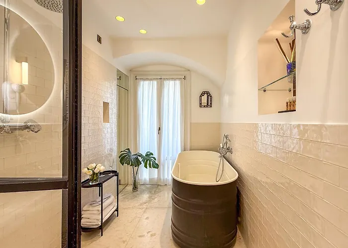 Guesthost - Brera Exclusive And