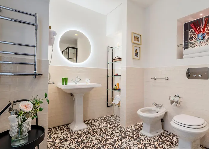 Guesthost - Brera Exclusive And