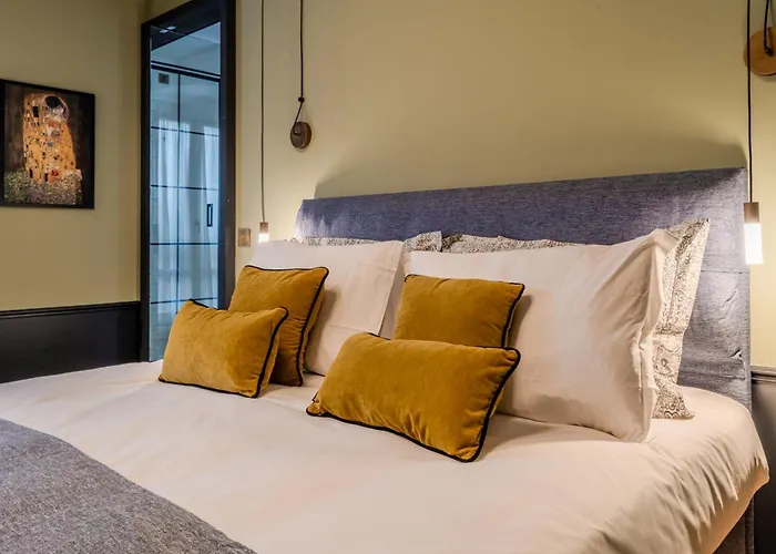 Guesthost - Brera Exclusive And