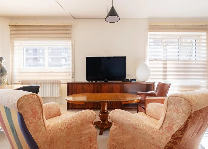 Spacious And Bright In The Center *