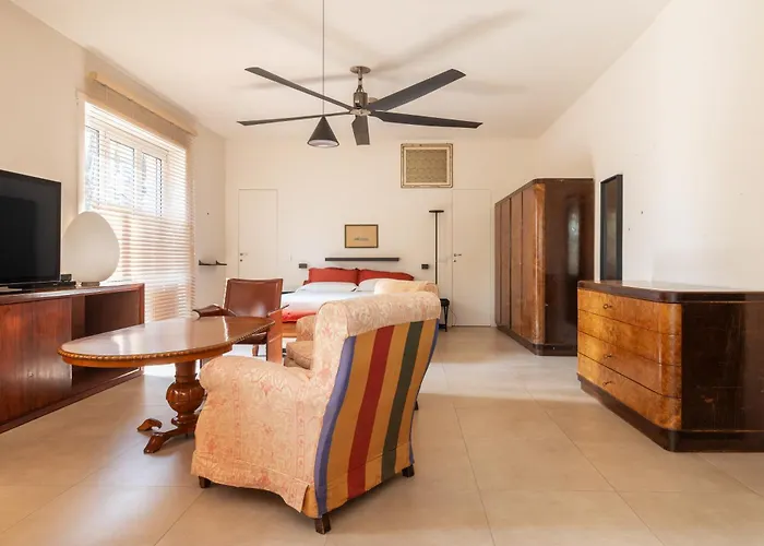 Spacious And Bright In The Center