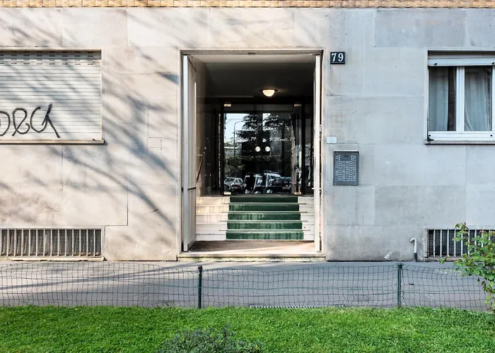 Spacious And Bright In The Center *