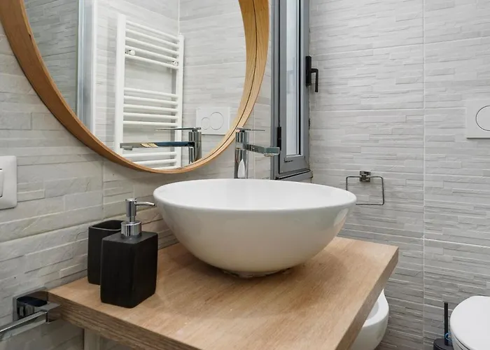Classbnb - Just 2 Minutes Walk From Domodossola M5 Metro Station Apartment