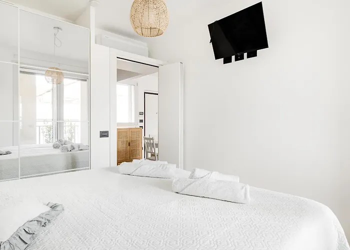 Apartment Certosa District - Modern Flat & Free Box Parking *