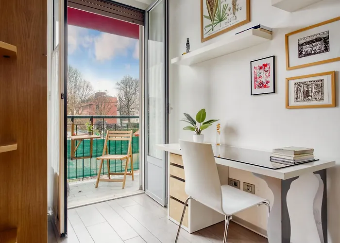 Luxury Flat Design District - Isola Apartment