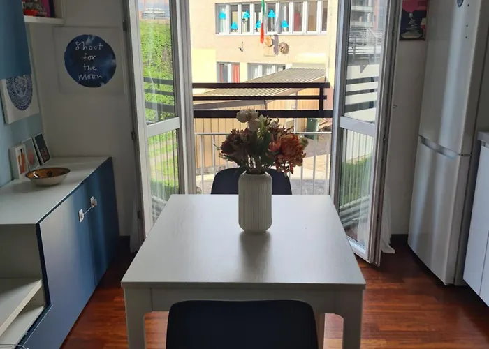 Blue Retreat Modern Near M4 *