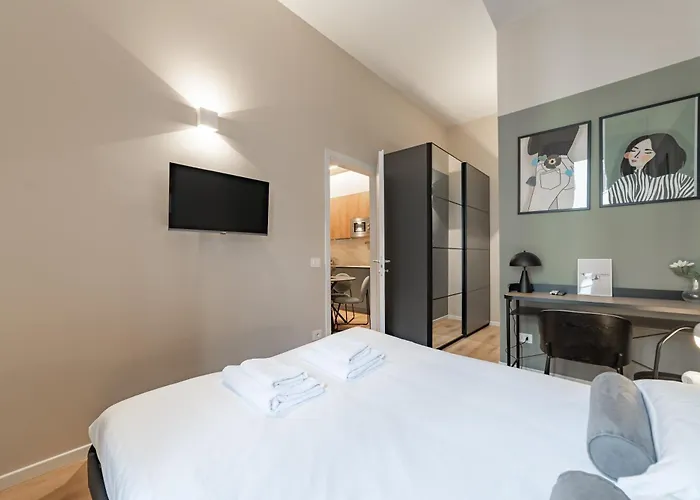 5' From Station, Elegance And Class Apartment