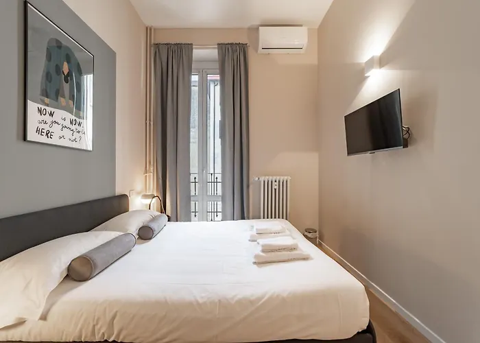 5' From Station, Elegance And Class Apartment