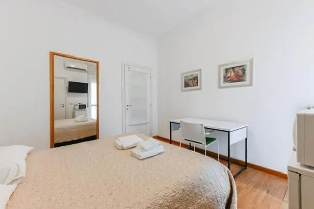 Con Due Stanze In Via Lattanzio 3*