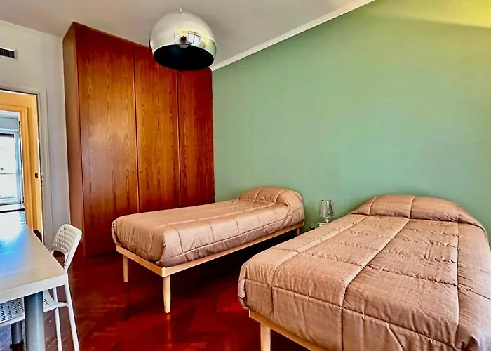 Brand New Near Center Daire