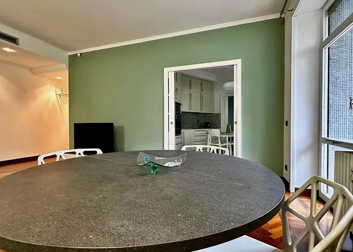 Brand New Near Center *