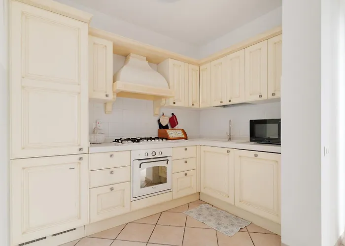 Guesthost - Spacious 600 Mt To Metro M3 Comasina