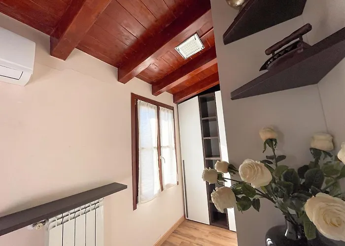 The Urban Nest 2, Spacious, Wifi And Near The Red Metro *