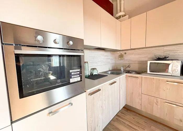 The Urban Nest 2, Spacious, Wifi And Near The Red Metro Milão
