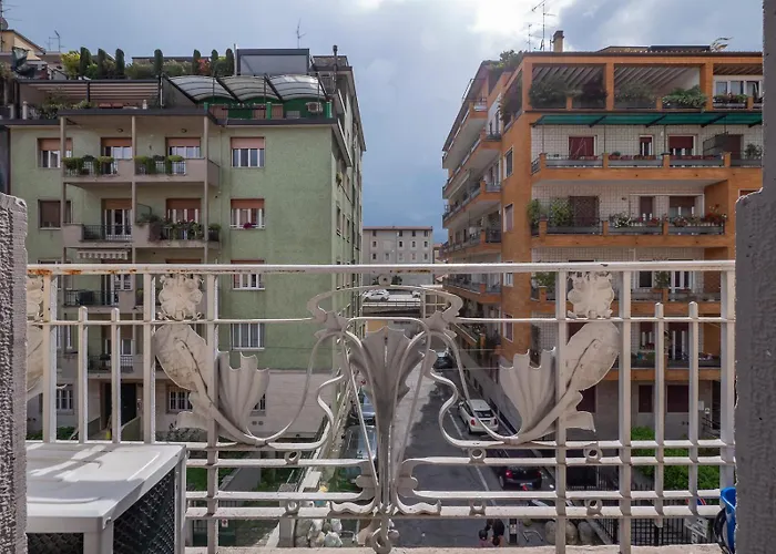 I-host - Agnesi 15 Milánó