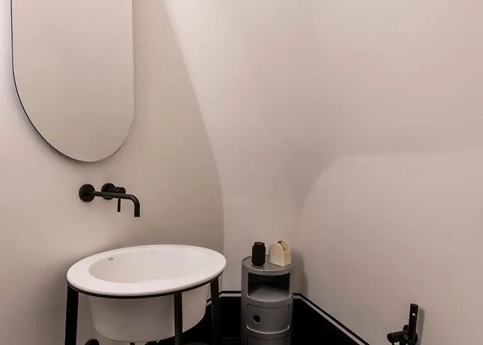 Stunning Cupola Apt-steps From San Babila & Duomo