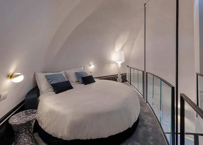 Stunning Cupola Apt-steps From San Babila & Duomo