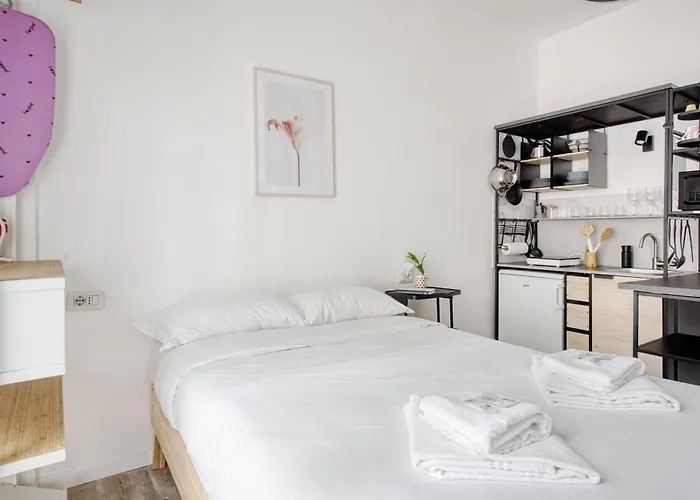 Joivy Stylish Double Near Metro Station Lejlighed *