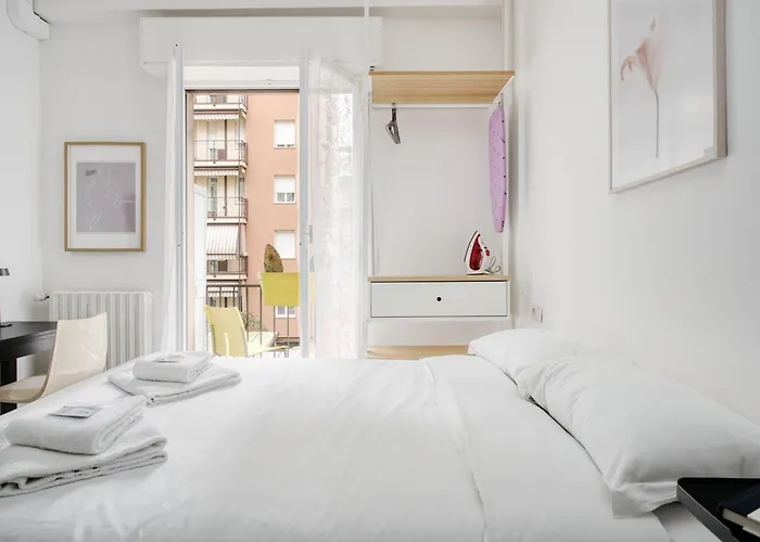 Joivy Stylish Double Near Metro Station Lejlighed Milano