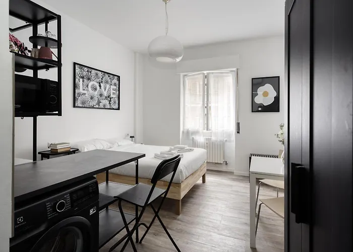 Joivy Stylish Double Near Metro Station Lejlighed Milano
