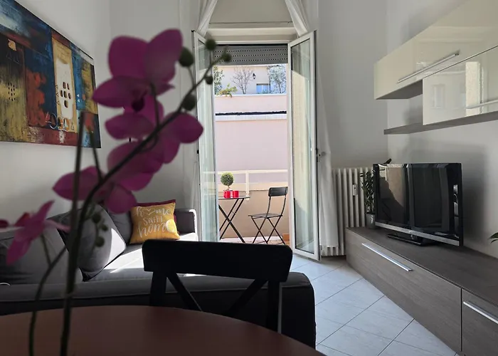 Bright With Balcony In Corso Xxii Marzo * Milan