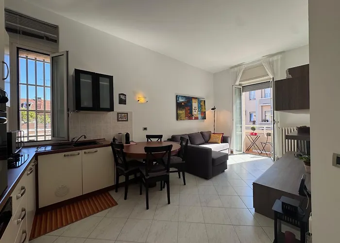 Bright With Balcony In Corso Xxii Marzo * Milano