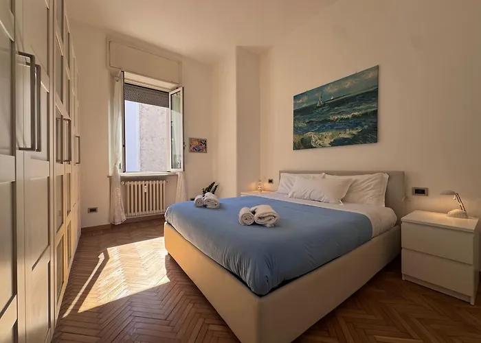 Bright With Balcony In Corso Xxii Marzo Apartment Milan