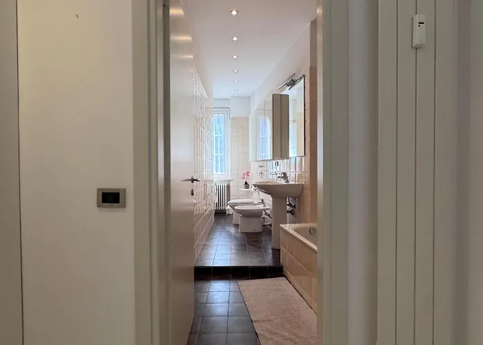 Bright With Balcony In Corso Xxii Marzo Milan