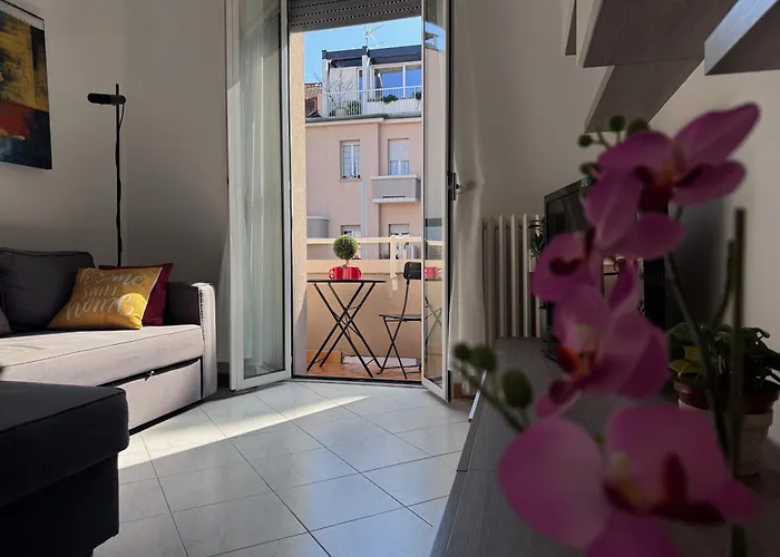 Bright With Balcony In Corso Xxii Marzo Daire *