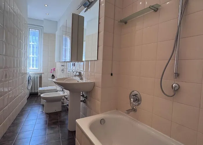 Bright With Balcony In Corso Xxii Marzo Milan