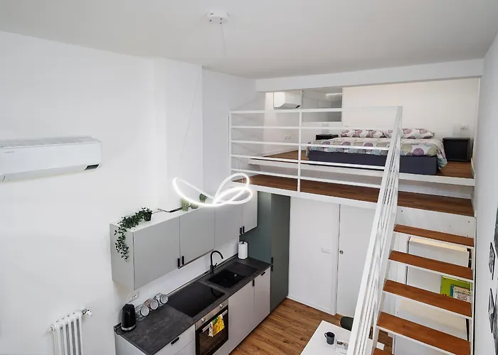 Prázdninový dům New - Loft 4 Pax - 50m From Metro - Private Entry *