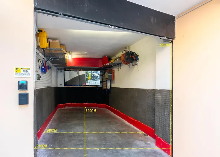 Stylish 8-bed Near Duomo Ideal For Groups Families With Terrace Garden Parking מילאנו