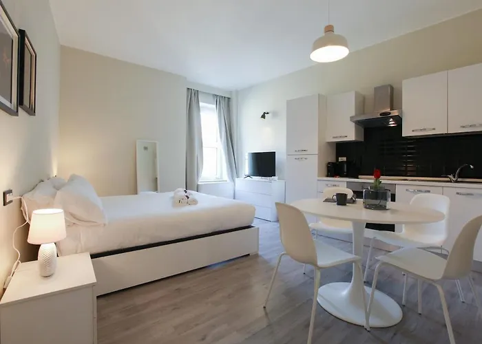 Station Spacious 2br Flat דירה