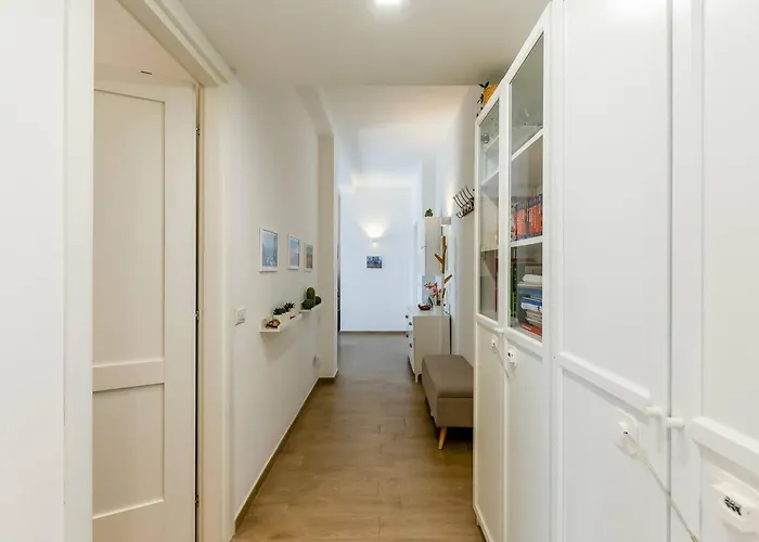 Апартаменты Attico - 2min Metro - Elegante With Ac